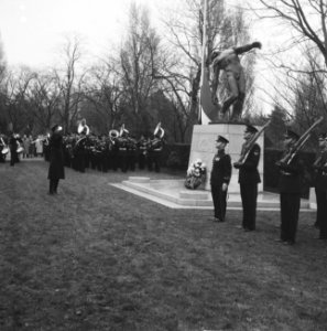 Mariniers in Rotterdam herdenken meidagen 1940, Bestanddeelnr 911-8666