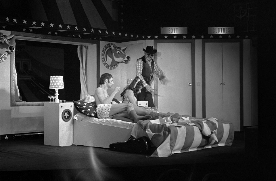 Marius Crans en Shireen Strooker in een scène uit Oklahoma Motel, Bestanddeelnr 923-4475