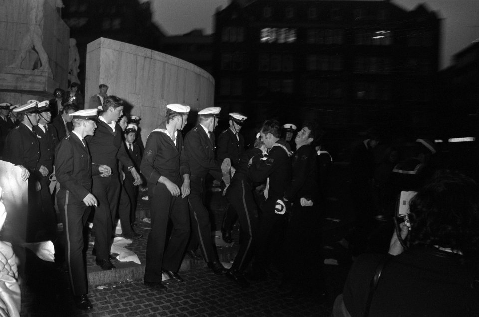 Mariniers verwijderen Damslapers bij Nationaal Monument Amsterdam mariniers, Bestanddeelnr 923-7794