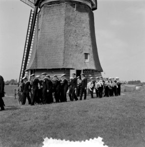 Marine begrafenis, vliegtuigmonteur Kleimeer Heerhugowaard, Bestanddeelnr 907-2521