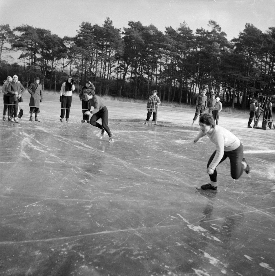 Martha Wieringa wint de eerste f80,-- bij schaatswedstrijden te Beetsterzwaag, , Bestanddeelnr 912-0181