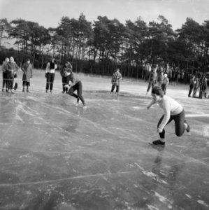 Martha Wieringa wint de eerste f80,-- bij schaatswedstrijden te Beetsterzwaag, , Bestanddeelnr 912-0181