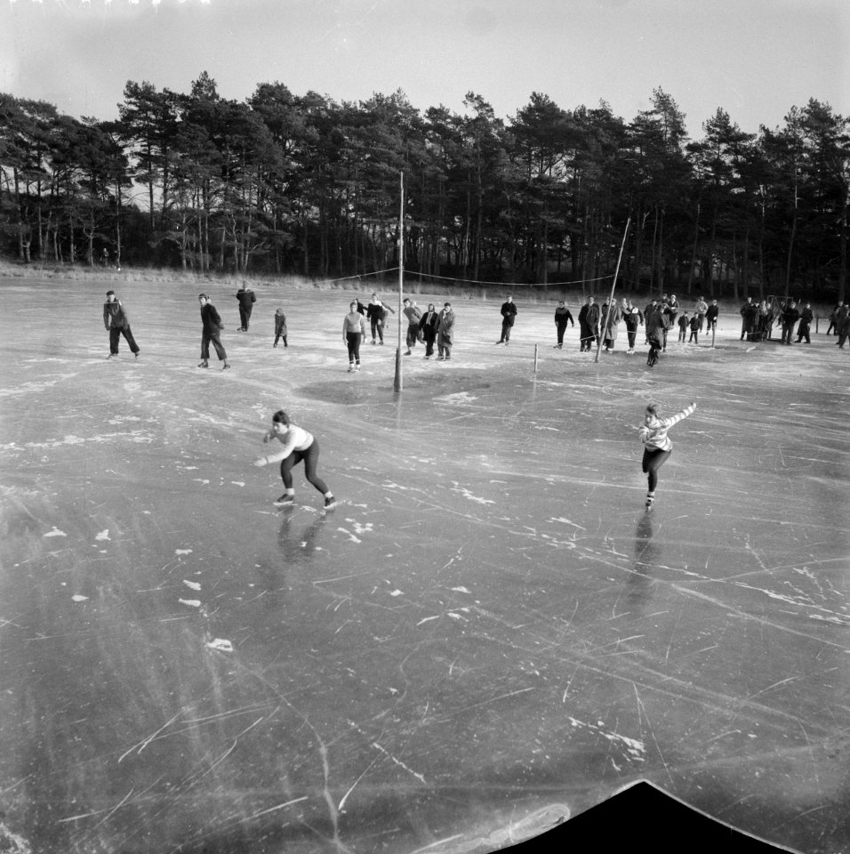 Martha Wieringa wint de eerste f80,-- bij schaatswedstrijden te Beetsterzwaag, Bestanddeelnr 912-0180