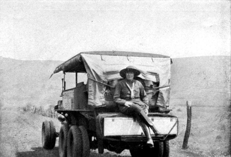 Marthe Courteville sur l'auto de son mari Roger, Pérou ou Bolivie, 1927