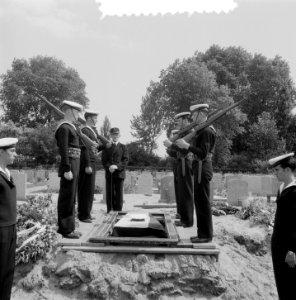 Marine begrafenis Matroos Eerste H. J. Gabeher Amsterdam, Bestanddeelnr 907-2536