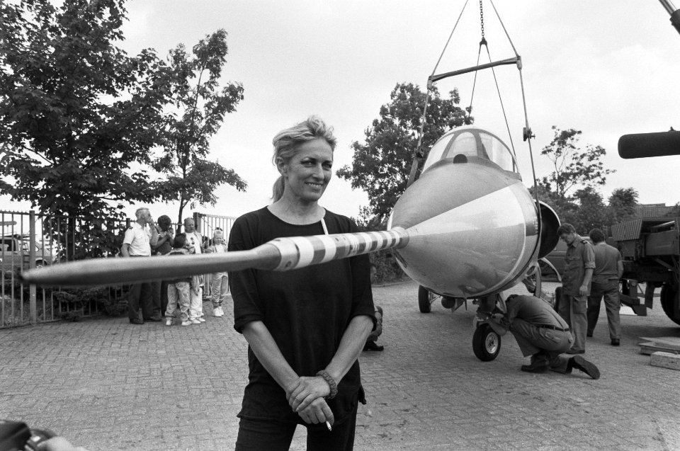 Marte Roling poseert bij de neus, Bestanddeelnr 934-4881