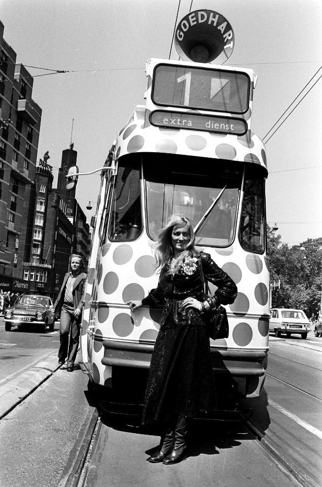 Marte Röling voor de beschilderde tram, Bestanddeelnr 927-9760