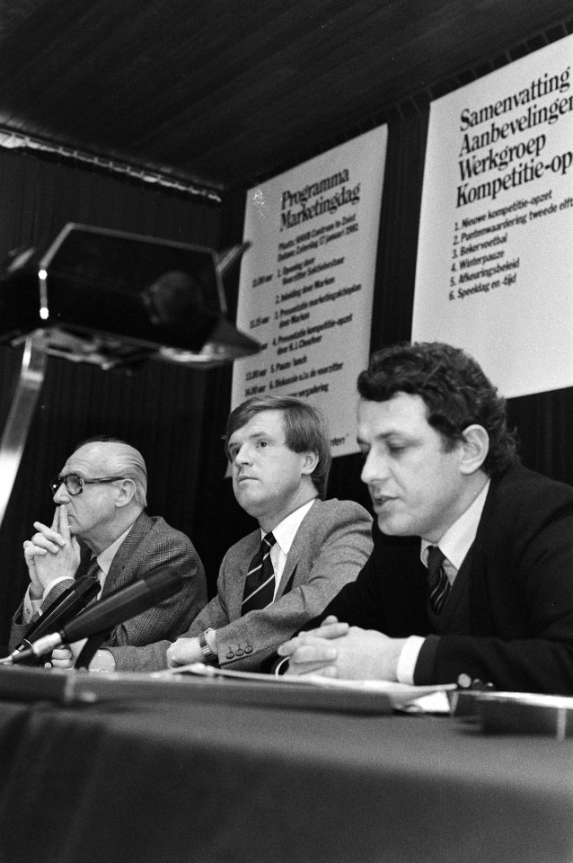 Marketingdag in Zeist door de sectie Betaald Voetbal van de KNVB met v.l.n.r. H…, Bestanddeelnr 931-2654