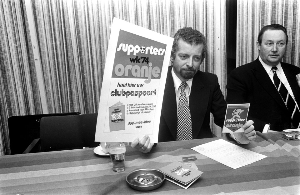 Marketingdeskundige Maarten van Wamelen met promotieartikelen, rechts van hem KN, Bestanddeelnr 926-9875