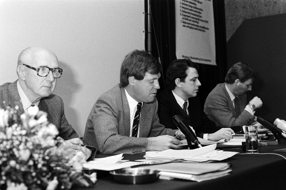 Marketingdag in Zeist door de sectie Betaald Voetbal van de KNVB met v.l.n.r. H…, Bestanddeelnr 931-2655