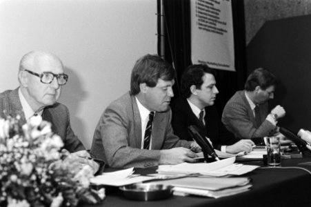 Marketingdag in Zeist door de sectie Betaald Voetbal van de KNVB met v.l.n.r. H…, Bestanddeelnr 931-2655