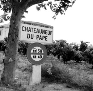 Markering van het beroemde wijndorp Châteauneuf-du-Pape met het naambord tussen , Bestanddeelnr 254-0250