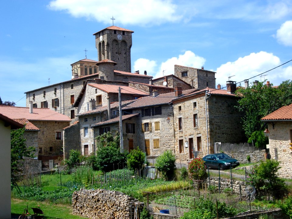 Marols (Loire, Fr), village et église fortifiée