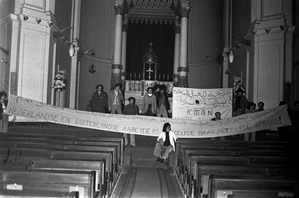 Marokkanen in hongerstaking en spandoek in De Duif in Amsterdam, Bestanddeelnr 928-1877