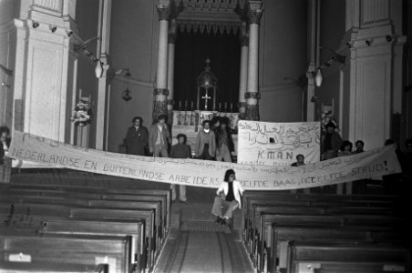 Marokkanen in hongerstaking en spandoek in De Duif in Amsterdam, Bestanddeelnr 928-1877
