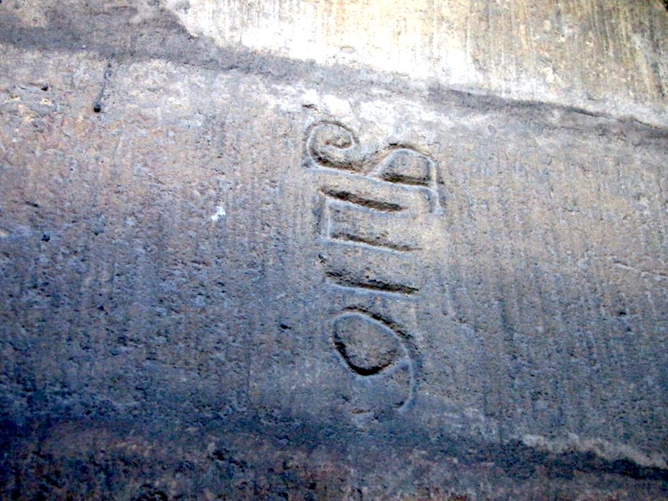 Marque de tâcheron sur la collégiale de Neuchâtel guid