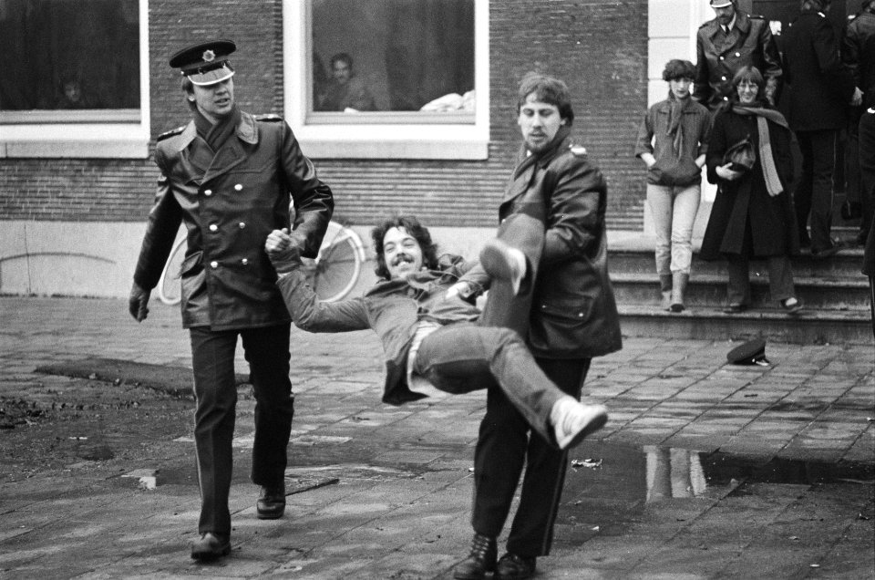 Marokkanen door politie uit gekraakte school in Haarlem gezet sympathisant (Rel, Bestanddeelnr 929-5329