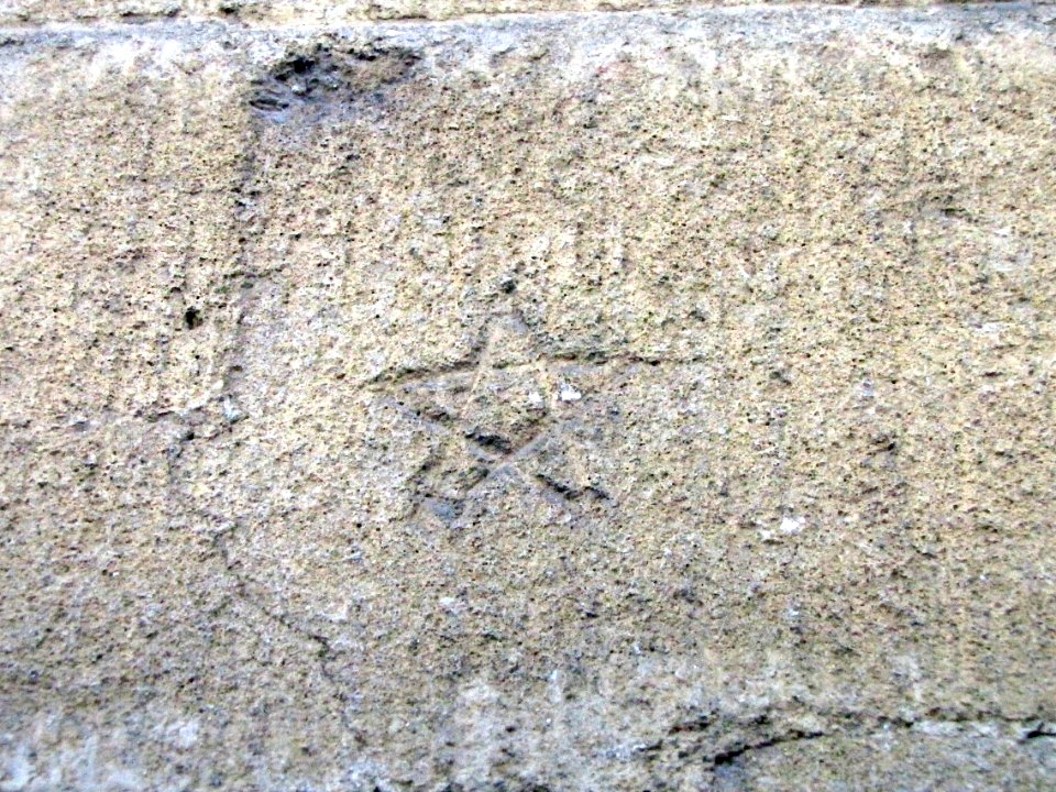 Marque de tâcheron sur la collégiale de Neuchâtel étoile