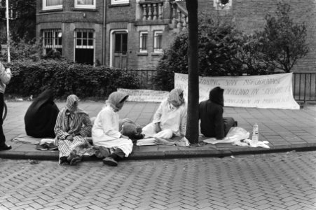 Marokkanen in hongerstaking voor het consulaat in Amsterdam voor vrijlating poli, Bestanddeelnr 933-0615