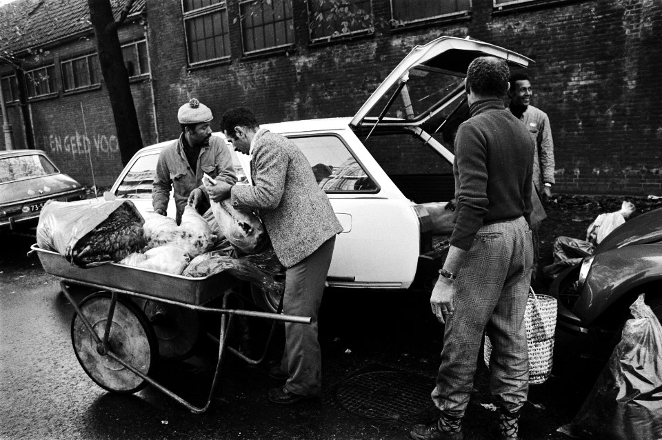 Marokkanen laden vlees van een kar in auto, Bestanddeelnr 930-5211