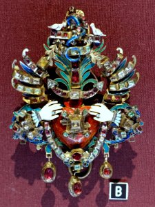 Marriage jewelry of Prince Gabor Bethlen, Hungary, 1626, gold, enamel, garnets, rock crystal - Cinquantenaire Museum - Brussels, Belgium - DSC08536