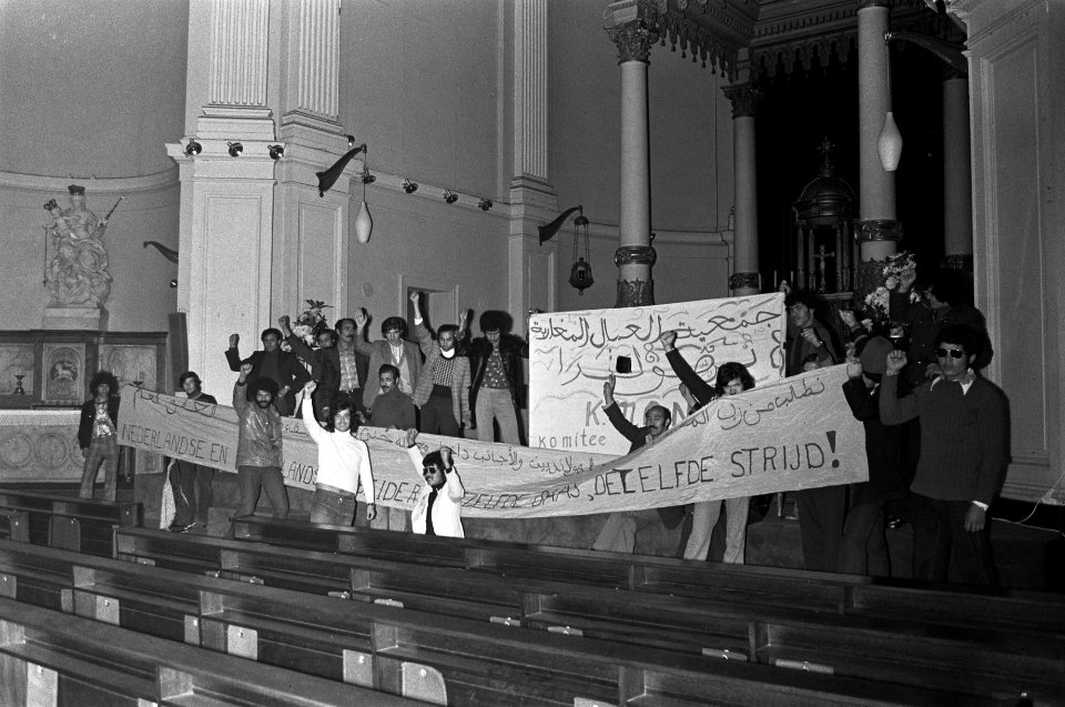 Marokkanen in hongerstaking en spandoek in De Duif in Amsterdam, Bestanddeelnr 928-1876