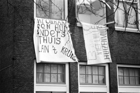 Marokkanen door politie uit gekraakte school in Haarlem gezet protestborden voo, Bestanddeelnr 929-5330