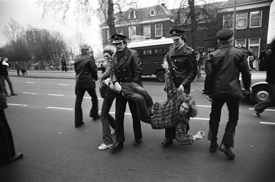 Marokkanen door politie uit gekraakte school in Haarlem gezet sympathisant (Rel, Bestanddeelnr 929-5328