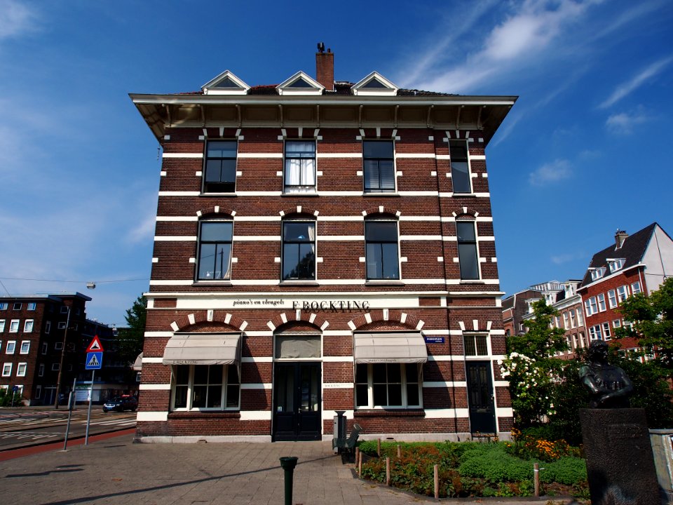 Marnixplein met Pianos en vleugels winkel F Bockting
