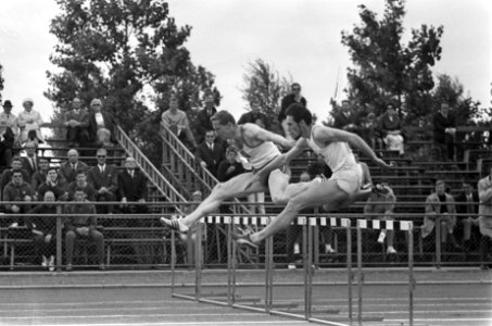 Martin Bos (nummer 7) tijdens de 400m horden, Bestanddeelnr 920-4901