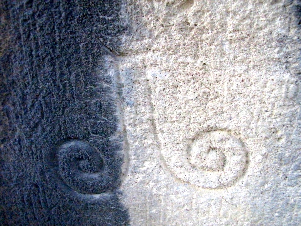 Marque de tâcheron sur la collégiale de Neuchâtel spirale