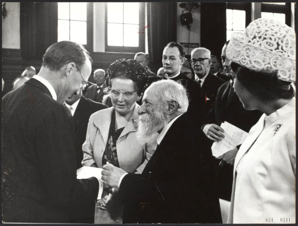 Martin Buber ontvangt in het Tropenmuseum de Erasmusprijs uit handen van prins B, Bestanddeelnr 021-0211