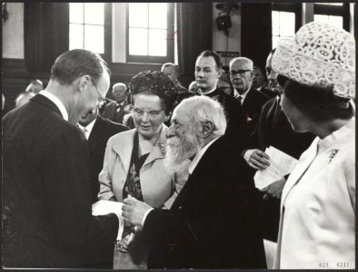 Martin Buber ontvangt in het Tropenmuseum de Erasmusprijs uit handen van prins B, Bestanddeelnr 021-0211