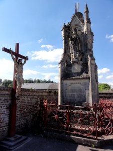 Marle-sur-Serre (Aisne) memorial ancienne église St.Nicolas, croix et oratoire