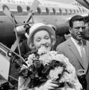 Marlene Dietrich op Schiphol voor optreden in Kuhrhaus (portretjes), Bestanddeelnr 914-0356