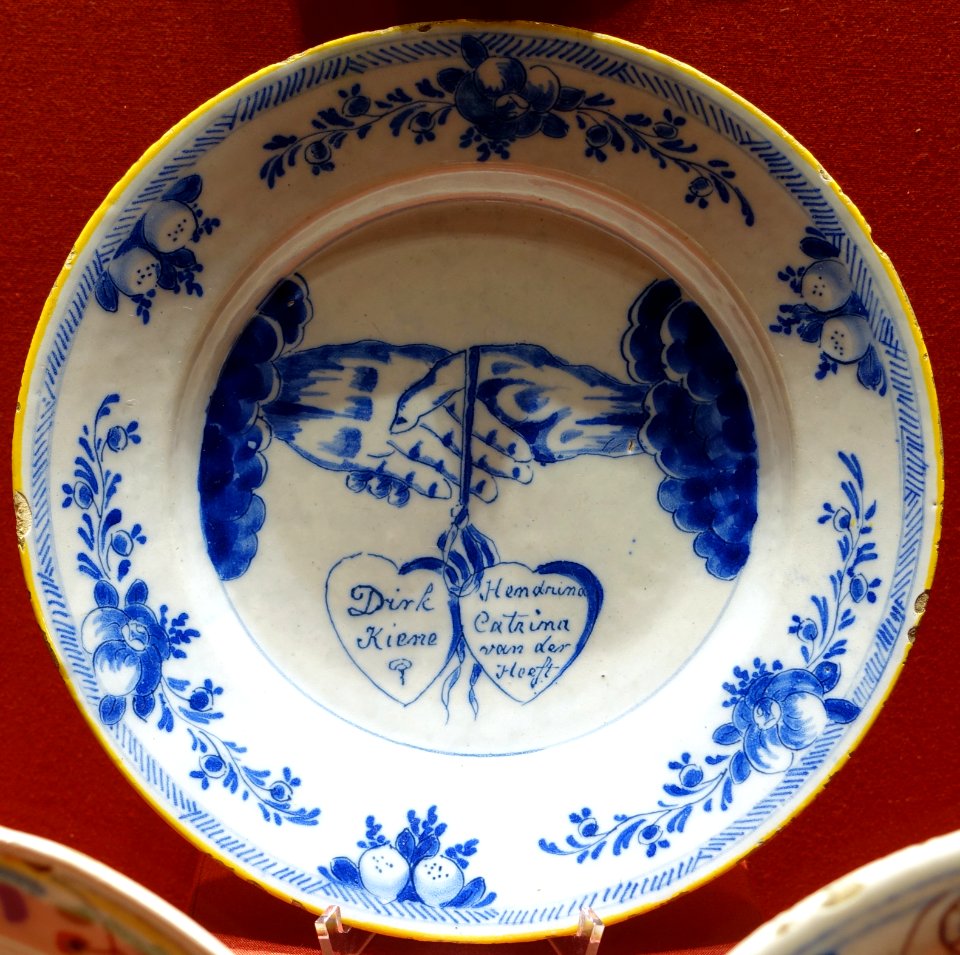Marriage plate, Netherlands, 18th century, Delftware - Cinquantenaire Museum - Brussels, Belgium - DSC08544