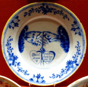 Marriage plate, Netherlands, 18th century, Delftware - Cinquantenaire Museum - Brussels, Belgium - DSC08544