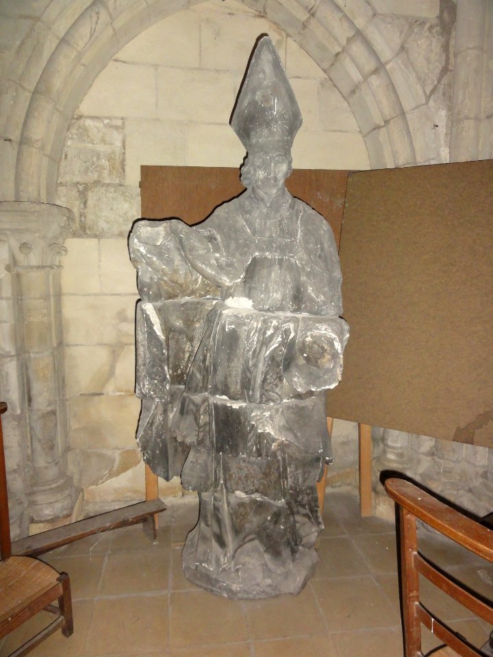 Marle-sur-Serre (Aisne) église, vieille statue 1