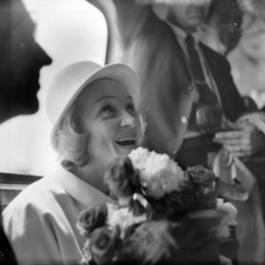Marlene Dietrich op Schiphol voor optreden in Kuhrhaus, Bestanddeelnr 914-0355