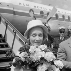 Marlene Dietrich op Schiphol voor optreden in Kuhrhaus, Bestanddeelnr 914-0357