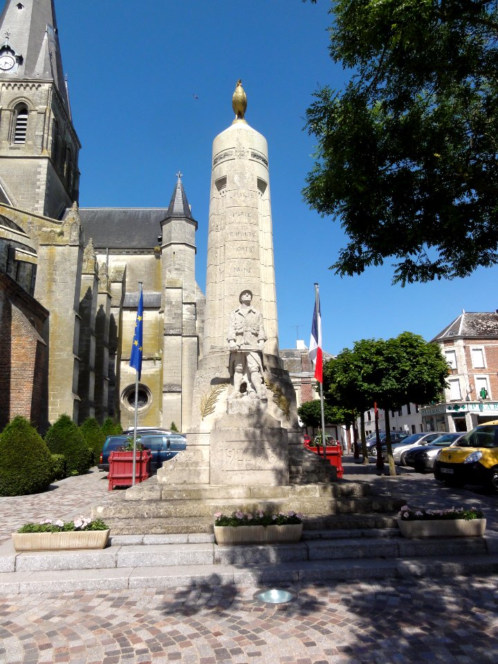 Marle-sur-Serre (Aisne) monument aux morts