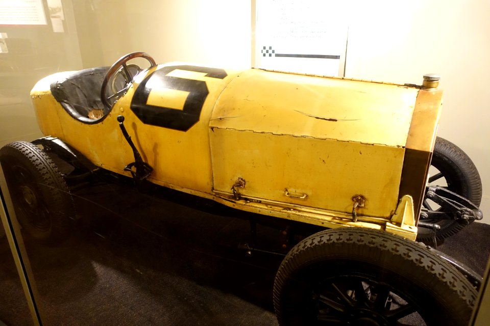 Marmon Model 32, 1924, manufactured by Nordyke and Marmon Co., Indianapolis, view 1 - Museum of Science and Industry (Chicago) - DSC06854