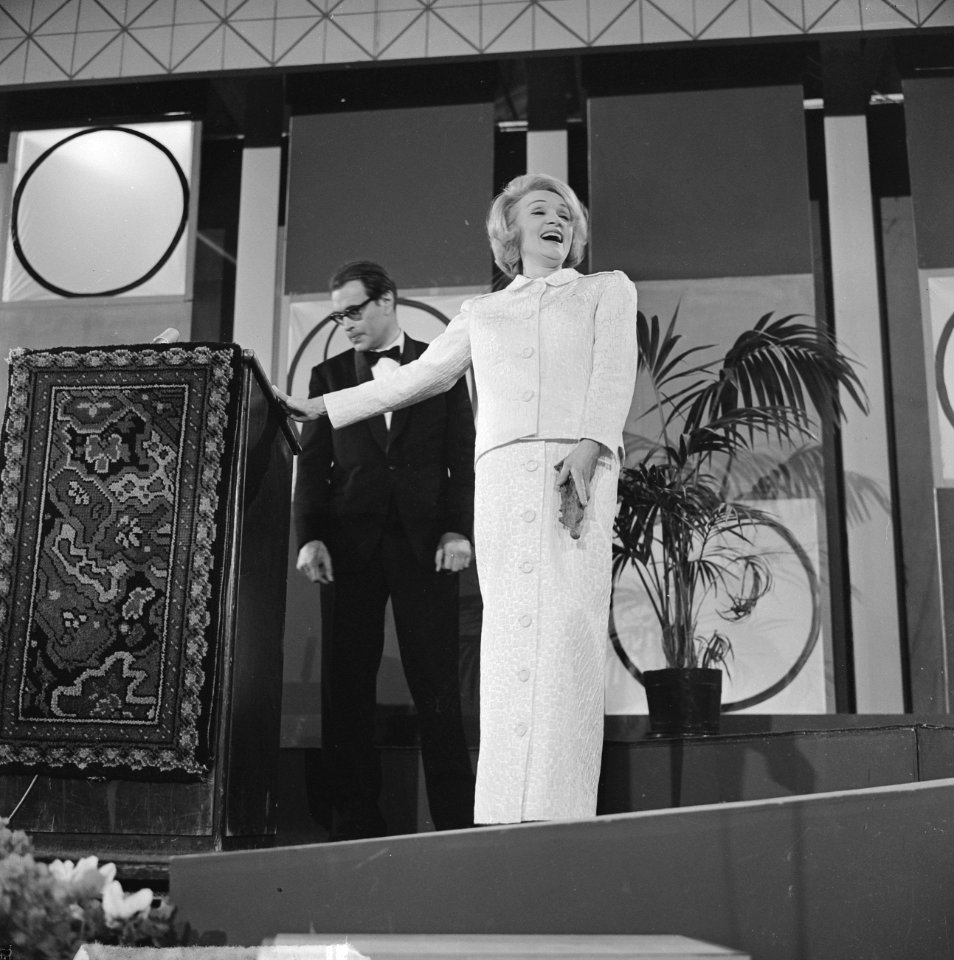 Marlene Dietrich met haar Edison bij het Grand Gala du Disque Populair in Kurhau, Bestanddeelnr 915-6258