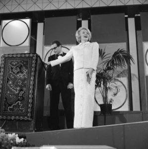 Marlene Dietrich met haar Edison bij het Grand Gala du Disque Populair in Kurhau, Bestanddeelnr 915-6258