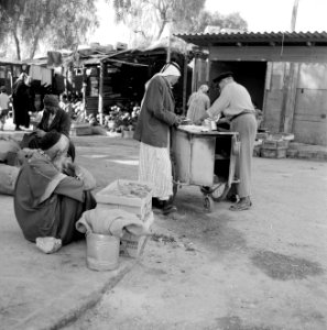 Markt met vele kramen en mobiele straathandel, Bestanddeelnr 255-3528