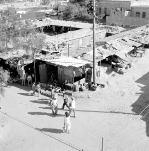 Markt met vele kramen en een elektriciteitsmast vanuit vogelvluchtperspectief, Bestanddeelnr 255-3527 photo