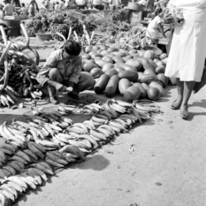 Markt met vruchten in Paramaribo, Bestanddeelnr 252-4981