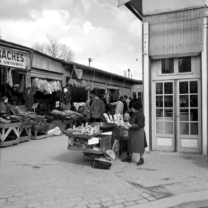 Marktvrouw op een vlooienmarkt, Bestanddeelnr 254-0571