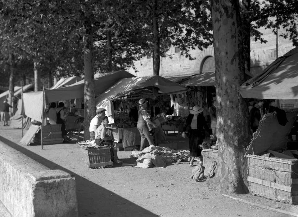 Markttentjes en handelaren op de Quai Docteur Gailleton, Bestanddeelnr 191-0438