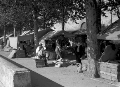 Markttentjes en handelaren op de Quai Docteur Gailleton, Bestanddeelnr 191-0438